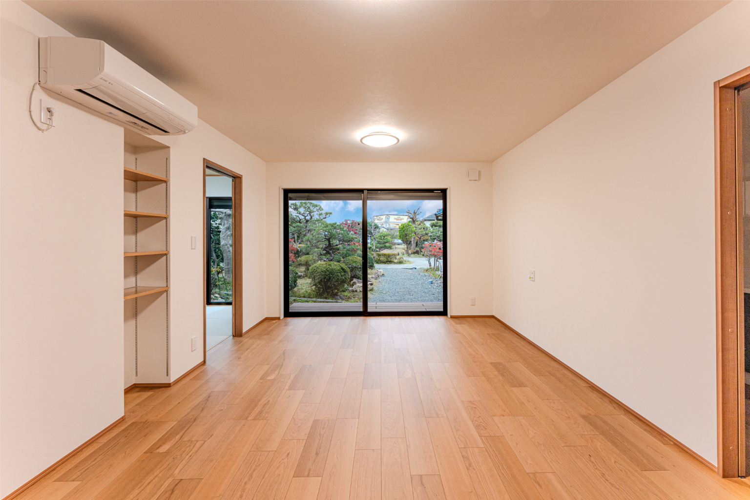 中庭の見えるリビング