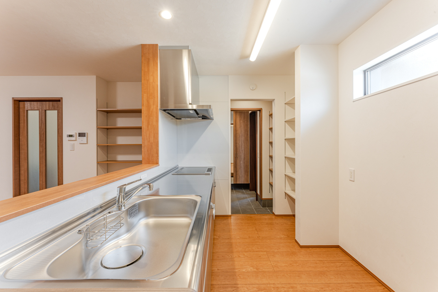 玄関からの導線がバッチリのキッチン