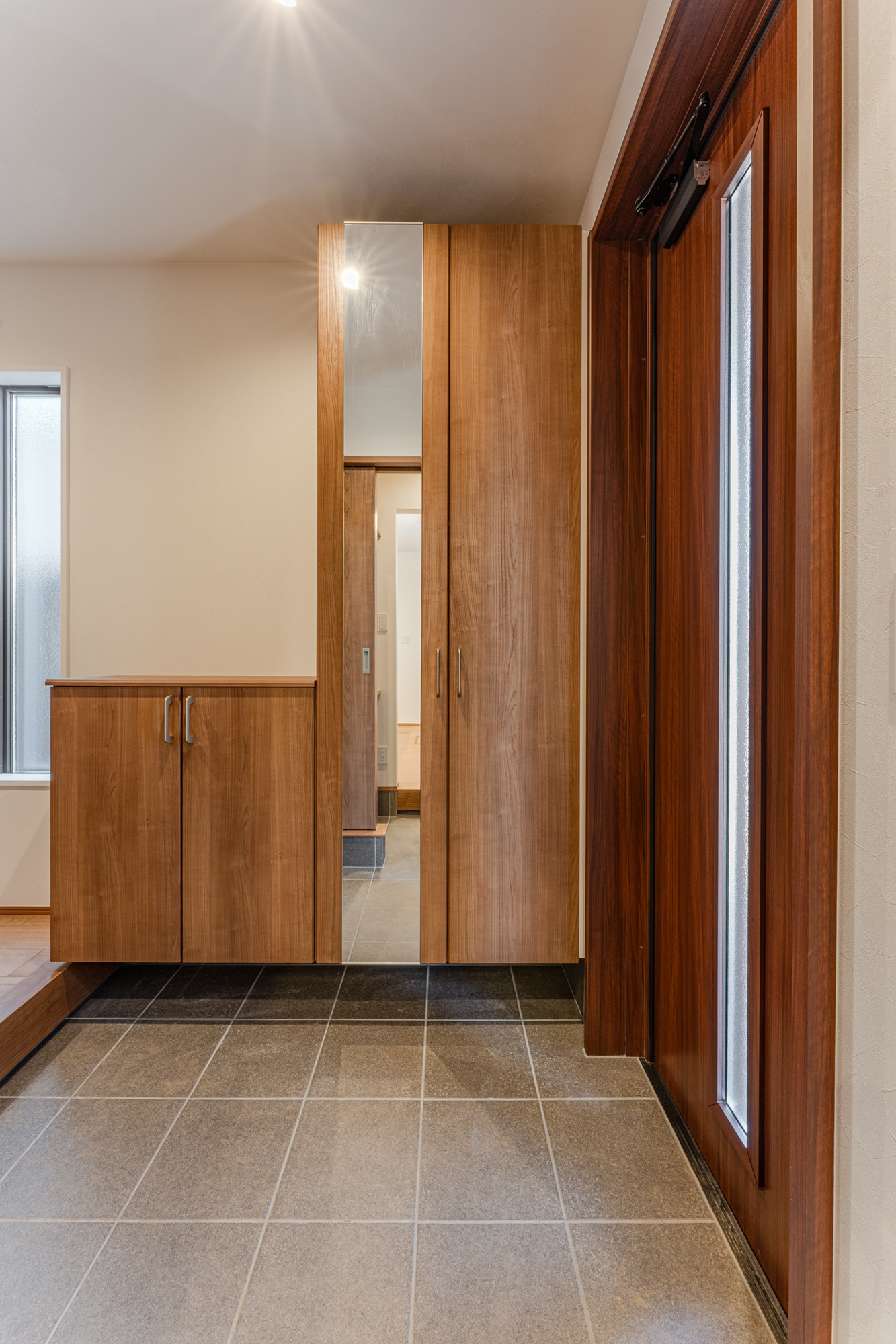 木調×タイルの玄関