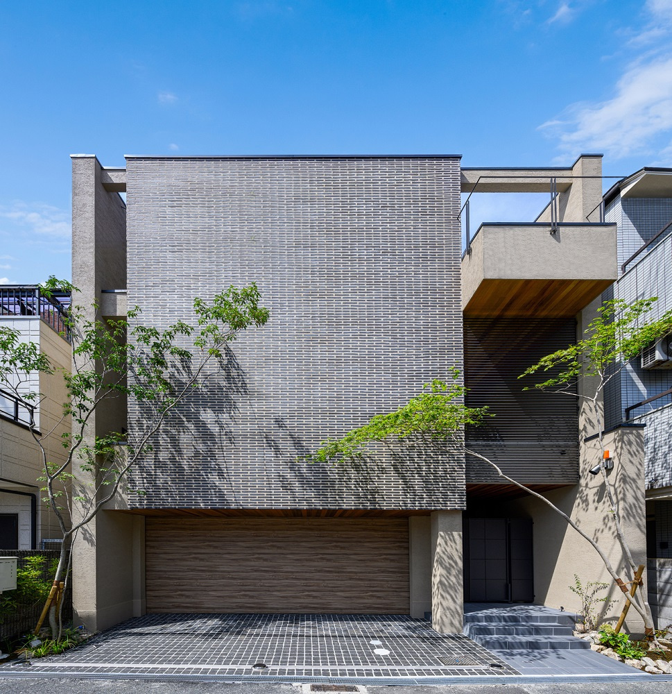 【大阪】タイル・木・塗り壁などの素材感が印象的な外観