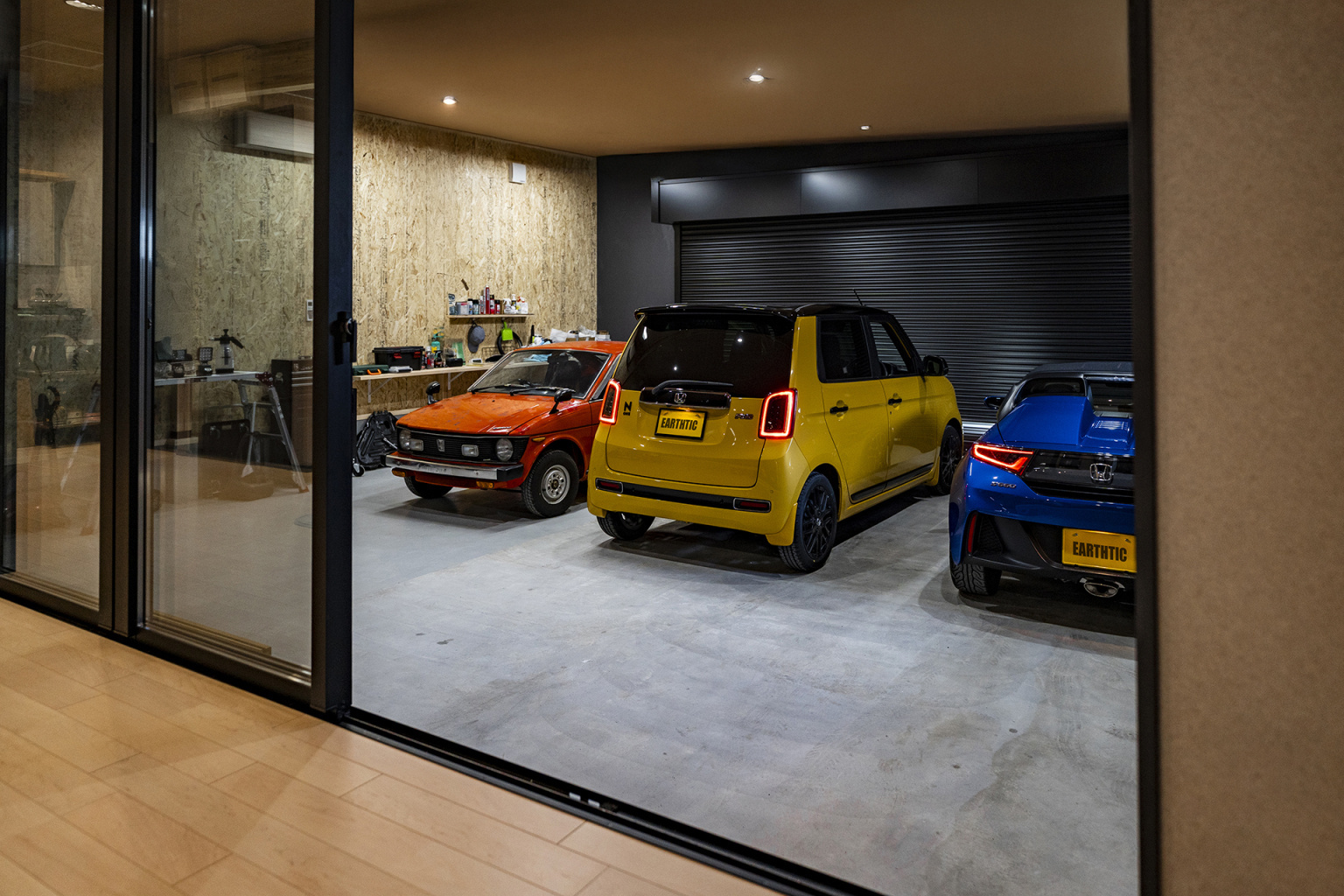 リビングから愛車を眺める