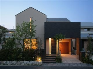 【福岡・沖縄】ヴィンテージ家具とモダン建築が共存するガレージハウス