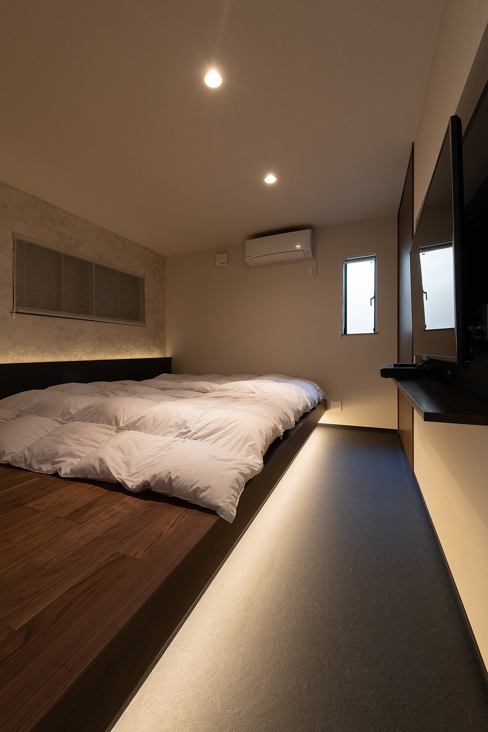 住宅街に佇む中庭から光と風がそそぐホテルライクな家｜重量木骨×ビルトインガレージ