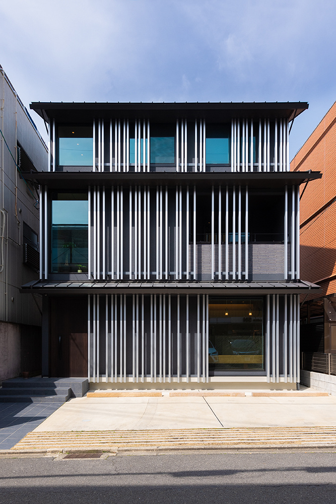 店舗のような個性的なデザインが印象的な木造3階建ての家｜中庭のある家×重量木骨