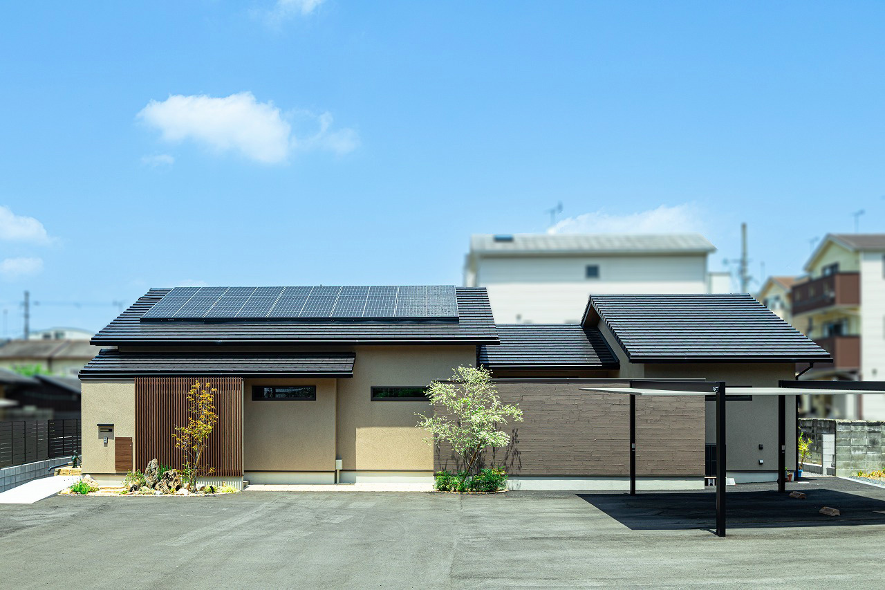 水平ラインが美しい、凛と佇む平屋｜中庭のある家×平屋