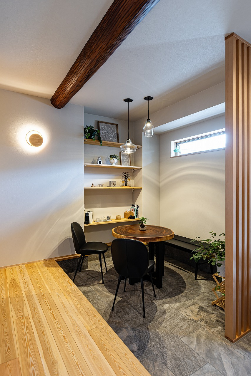 水平ラインが美しい、凛と佇む平屋｜中庭のある家×平屋