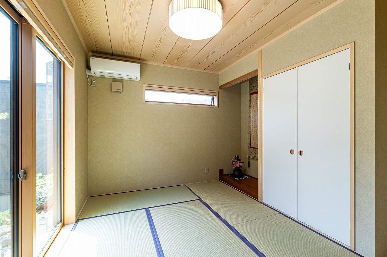 水平ラインが美しい、凛と佇む平屋｜中庭のある家×平屋