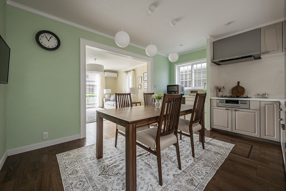 ［城陽］爽やかなミントグリーンの壁のダイニング