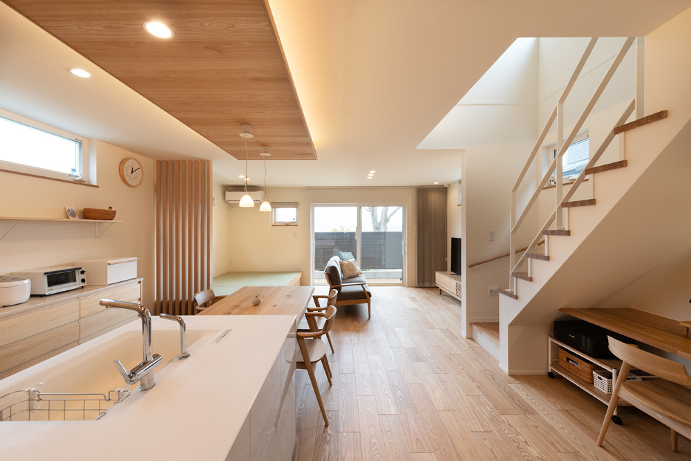 風致地区に建つ、街並みに馴染む和モダンな家｜重量木骨の家×自然素材