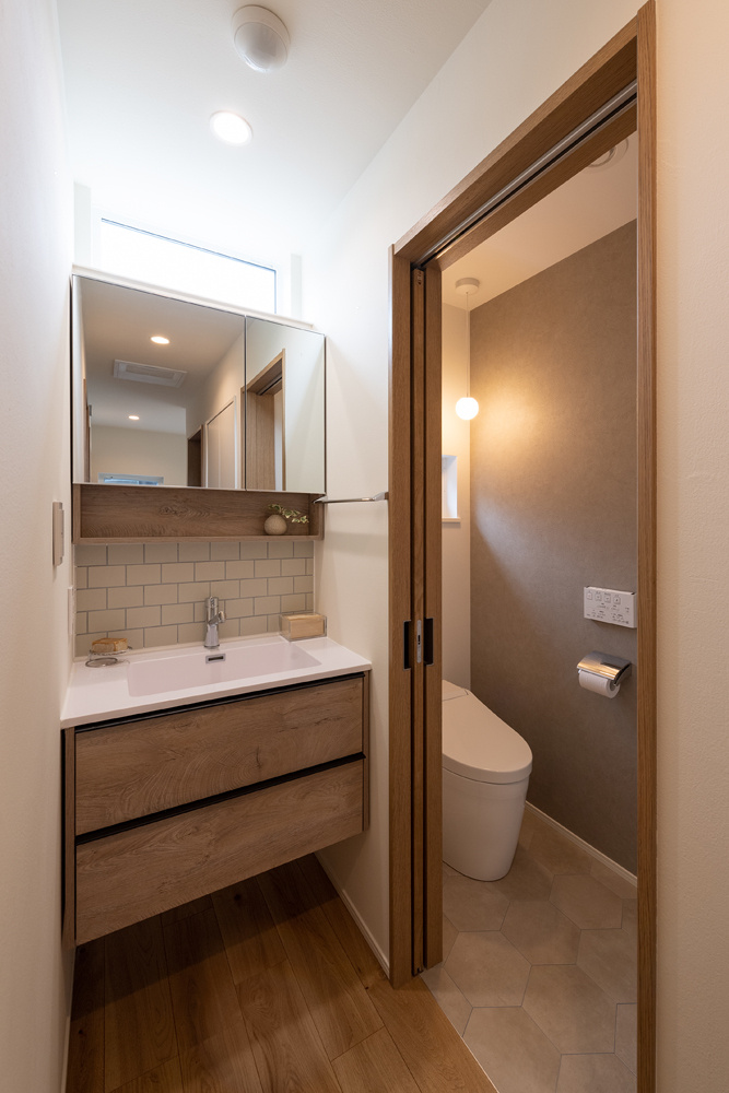 風致地区に建つ、街並みに馴染む和モダンな家｜重量木骨の家×自然素材