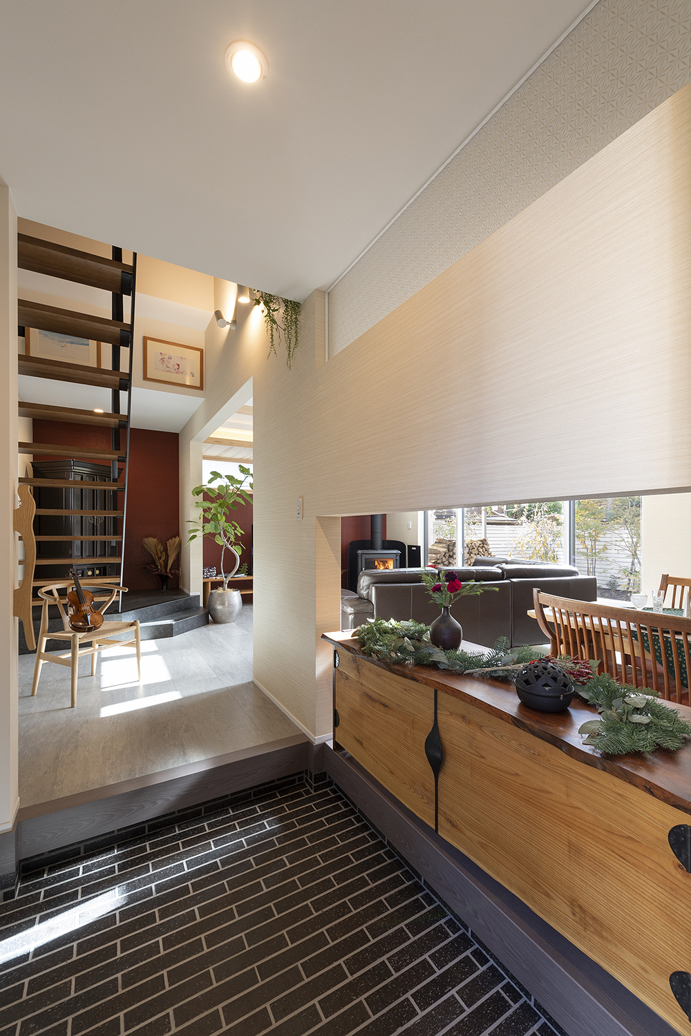 京都の旧市街地にしっとりと佇む、薪ストーブがある家｜アウトドアリビング×シンボルツリー