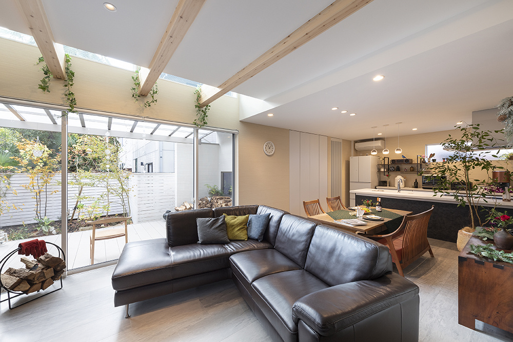 京都の旧市街地にしっとりと佇む、薪ストーブがある家｜アウトドアリビング×シンボルツリー