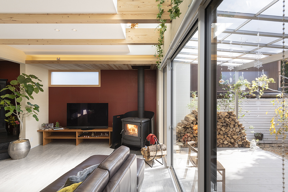 京都の旧市街地にしっとりと佇む、薪ストーブがある家｜アウトドアリビング×シンボルツリー