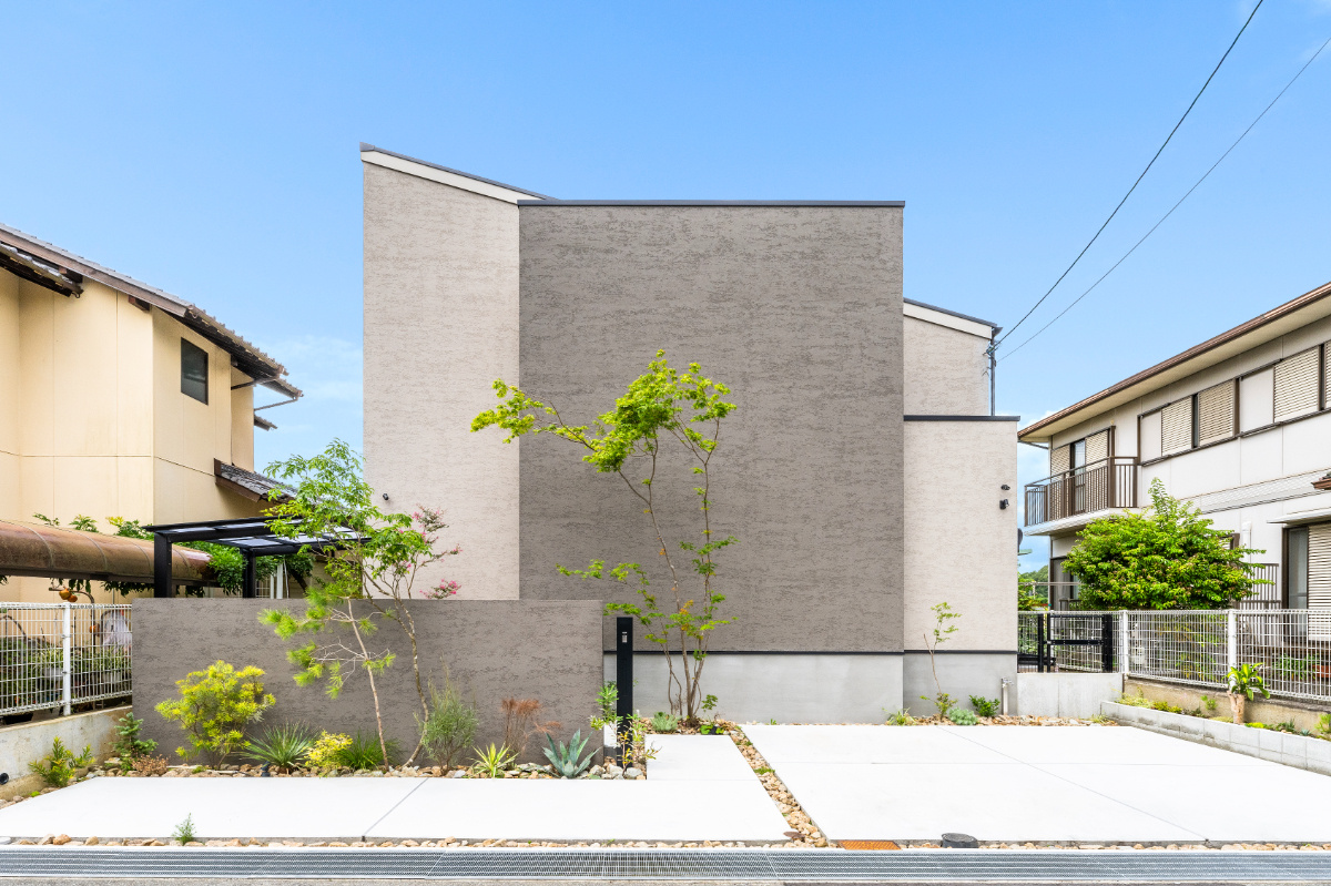 【神戸】コントラストを付け奥行ある外観へ　