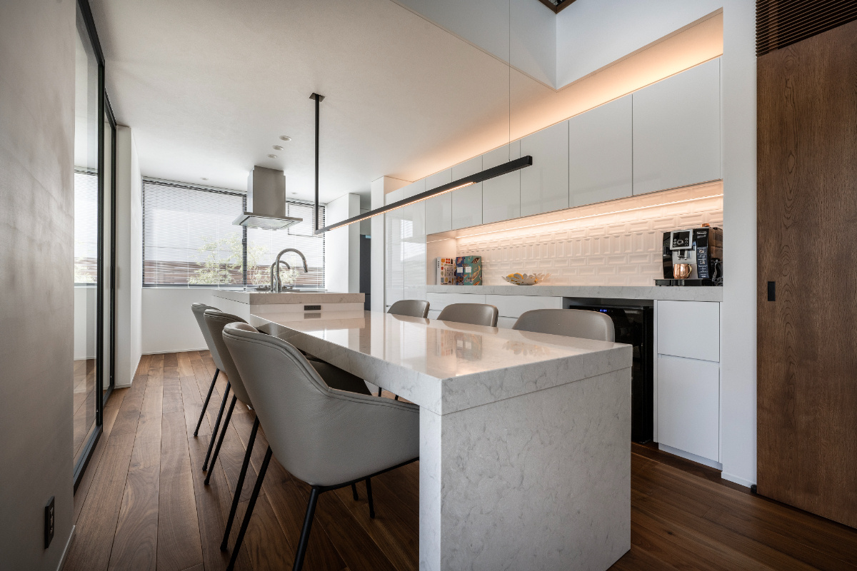 【西宮】トーンを揃えモダンな印象のオーダーキッチン