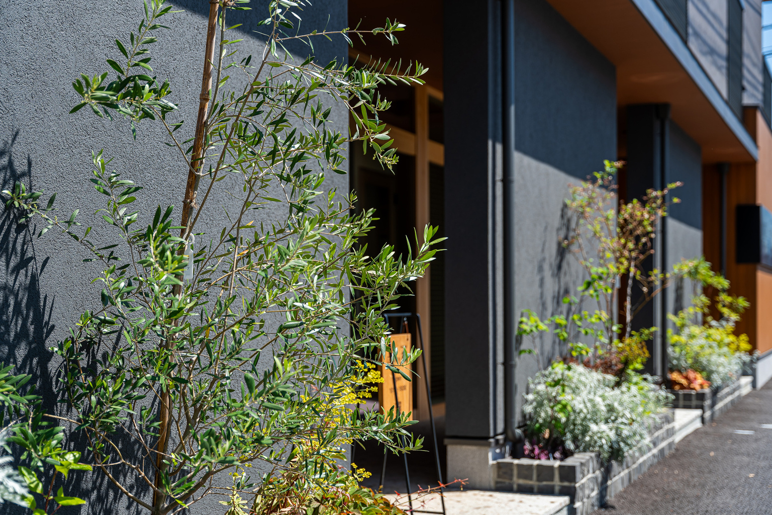 街並みに緑を添える外観