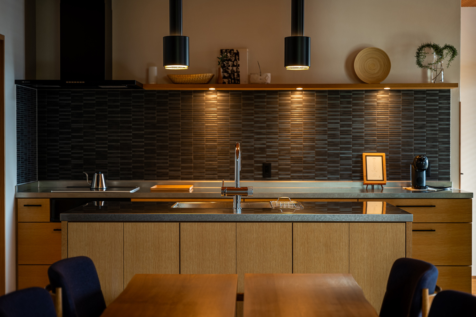 アルヴァ・アアルトの照明が灯るアイランドキッチン