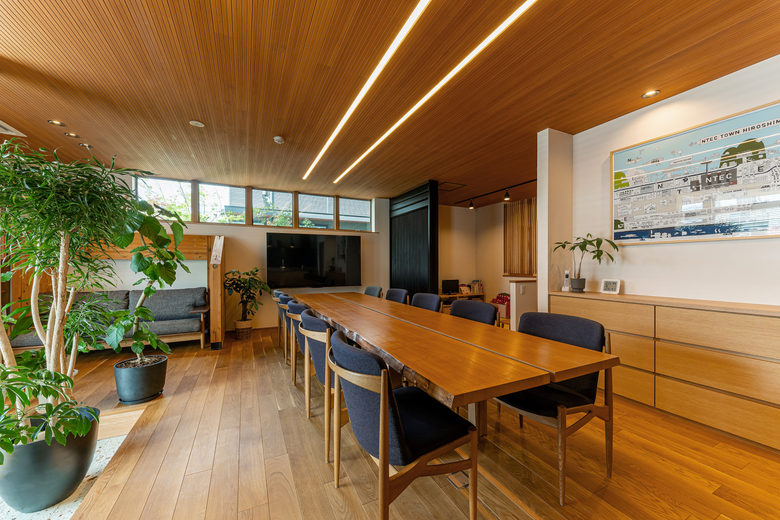 高窓から季節を感じる打合せスペース