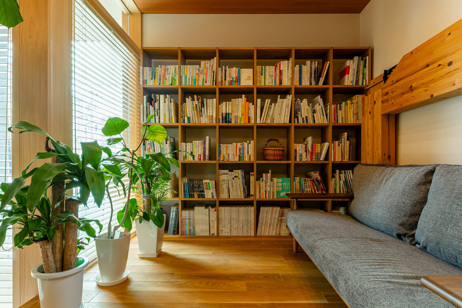 住宅・インテリアの書籍が並ぶエヌテック文庫