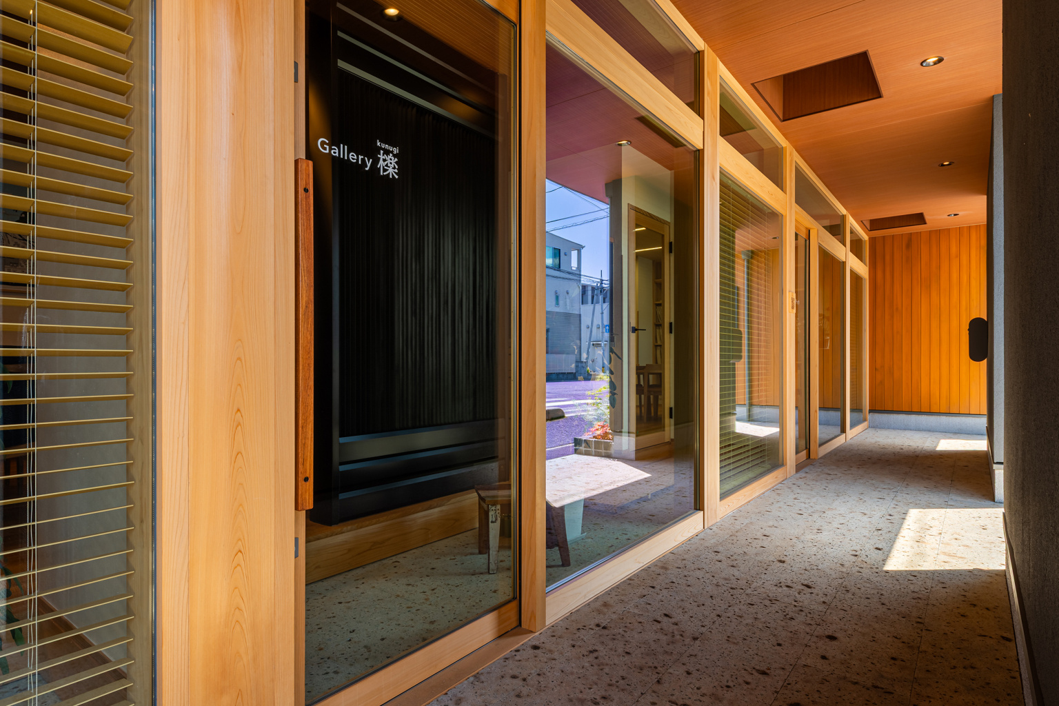 大谷石が迎えるエントランスポーチ