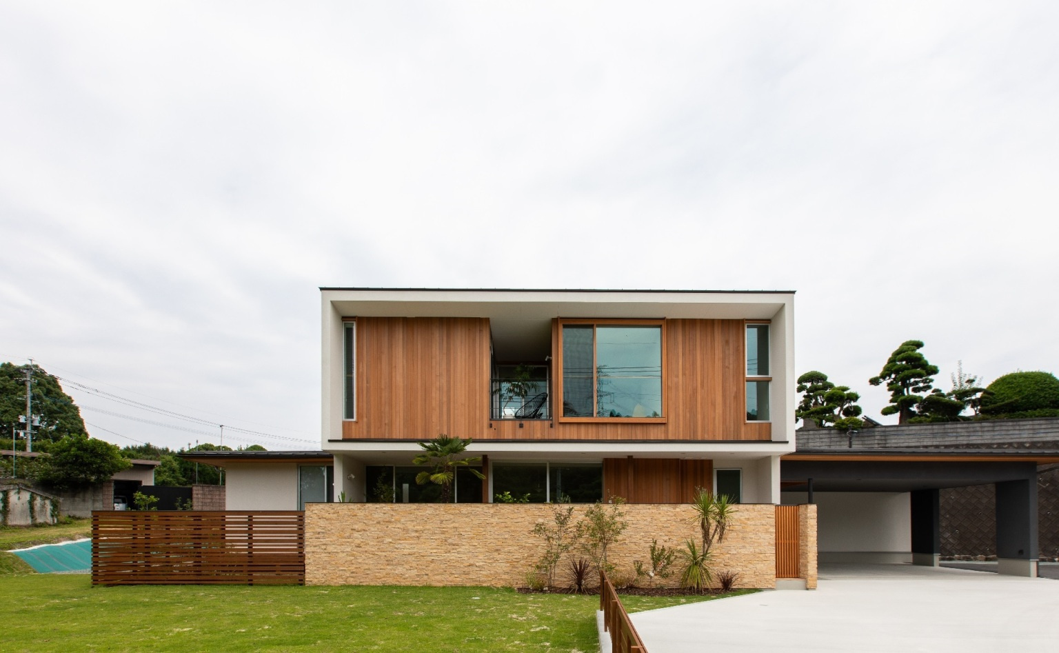 木質が美しい外観