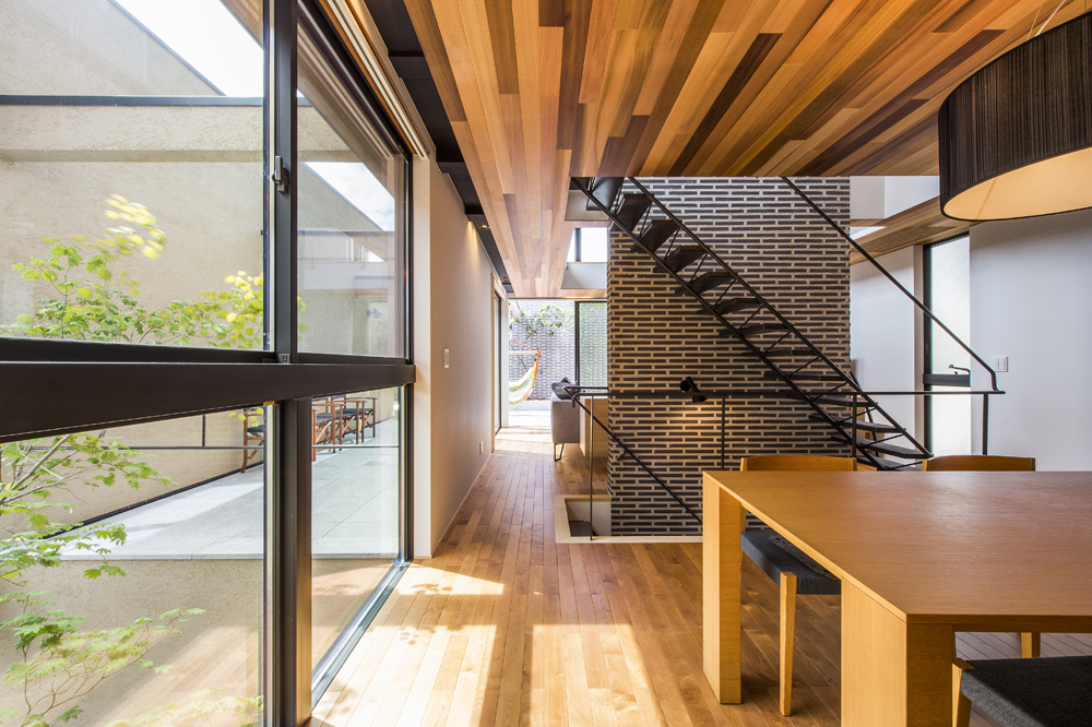 【西宮】中庭を望むダイニング