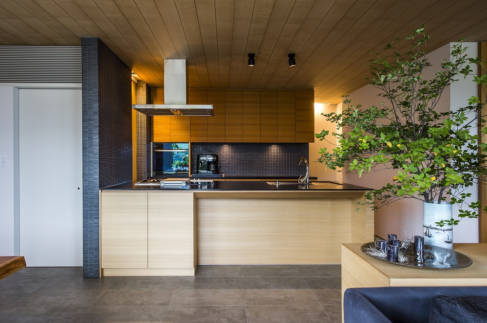 【神戸】オーダーメイドキッチンの隣に、収納力のあるパントリーを配置