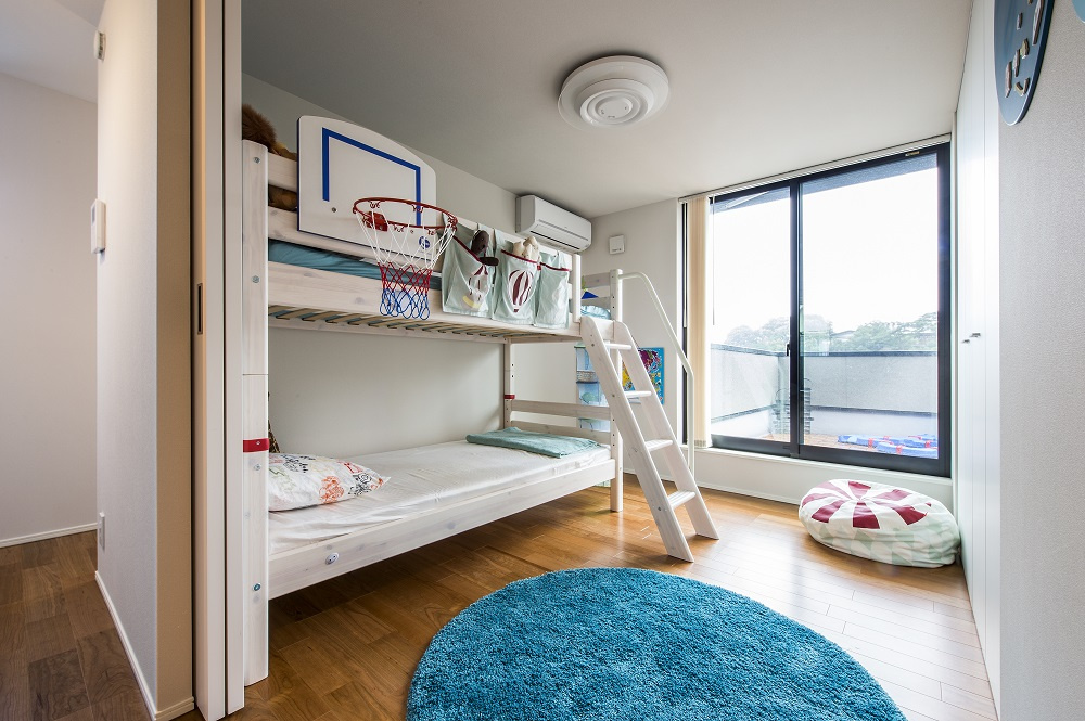 【神戸】閉めると寝室・遊び場に分かれ、扉を開けると１つの空間になるキッズルーム