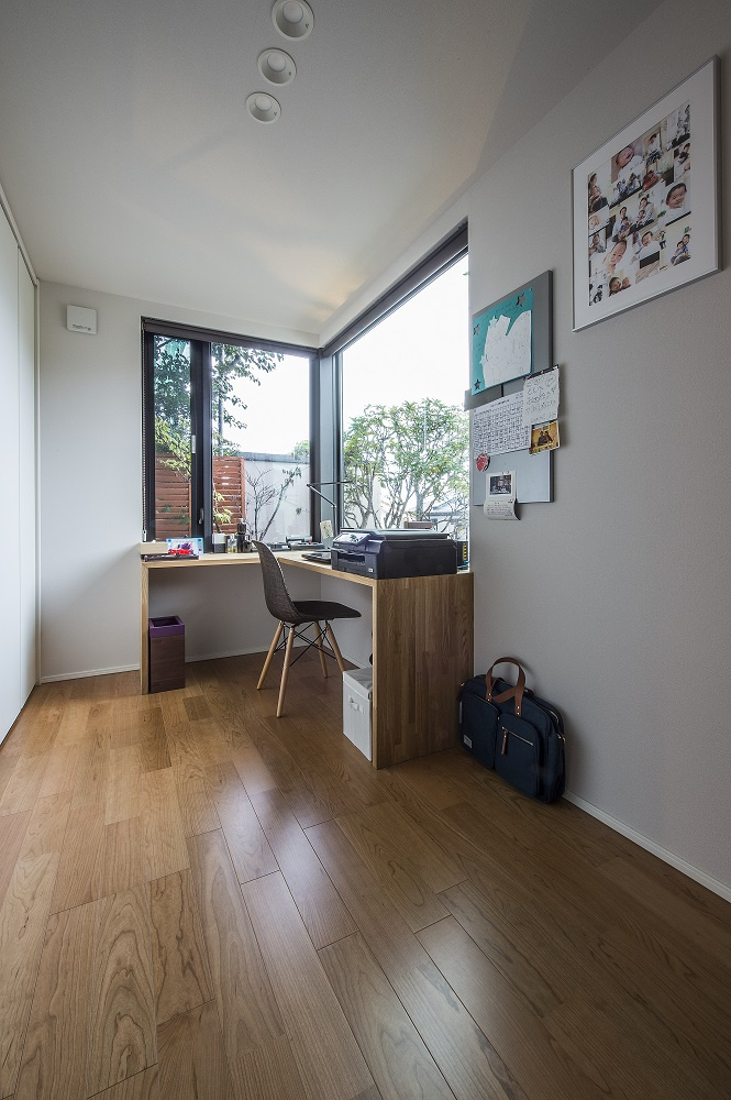 【神戸】庭の緑を望む位置に窓を設けた書斎