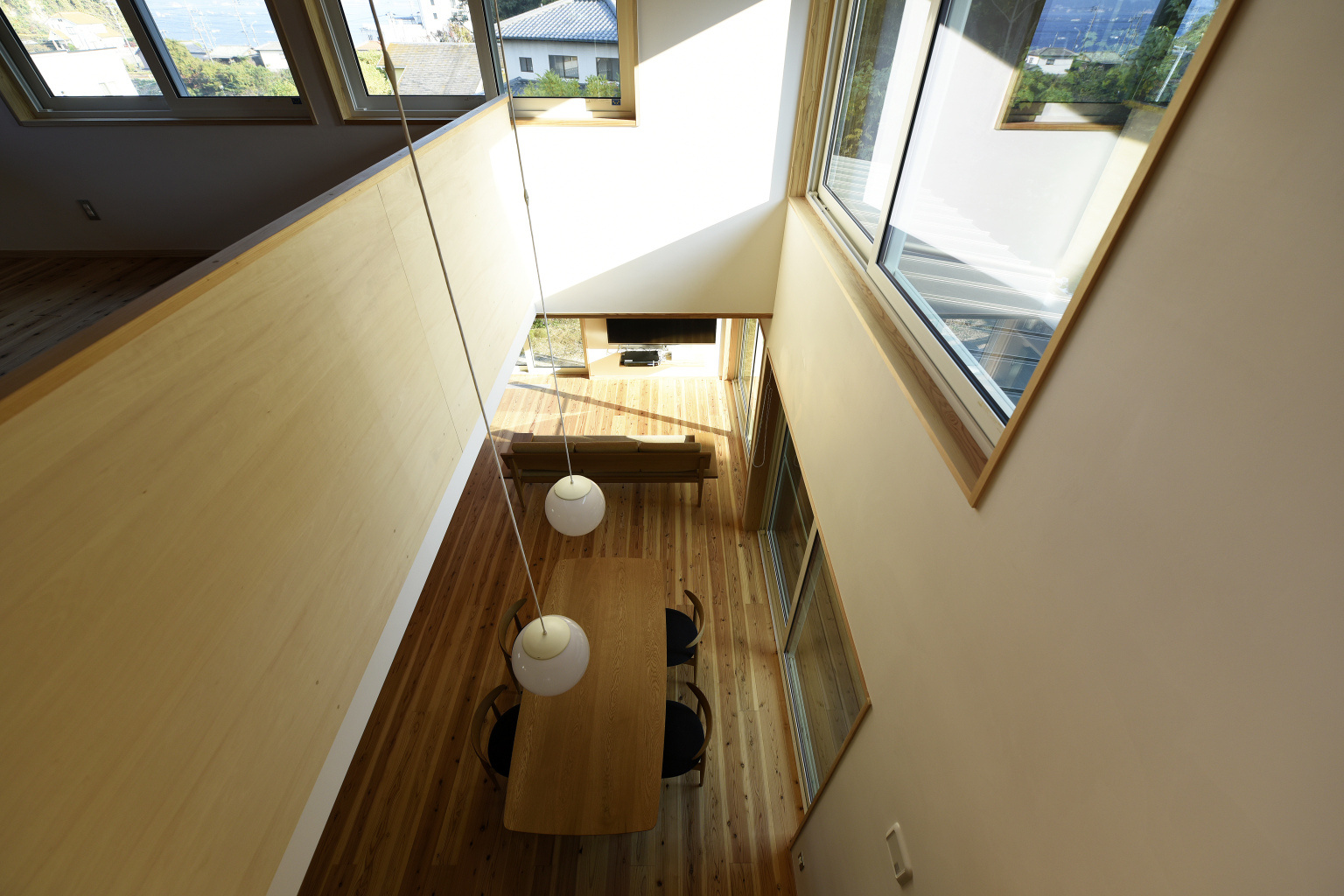 光を取り込むダイニングの吹き抜け