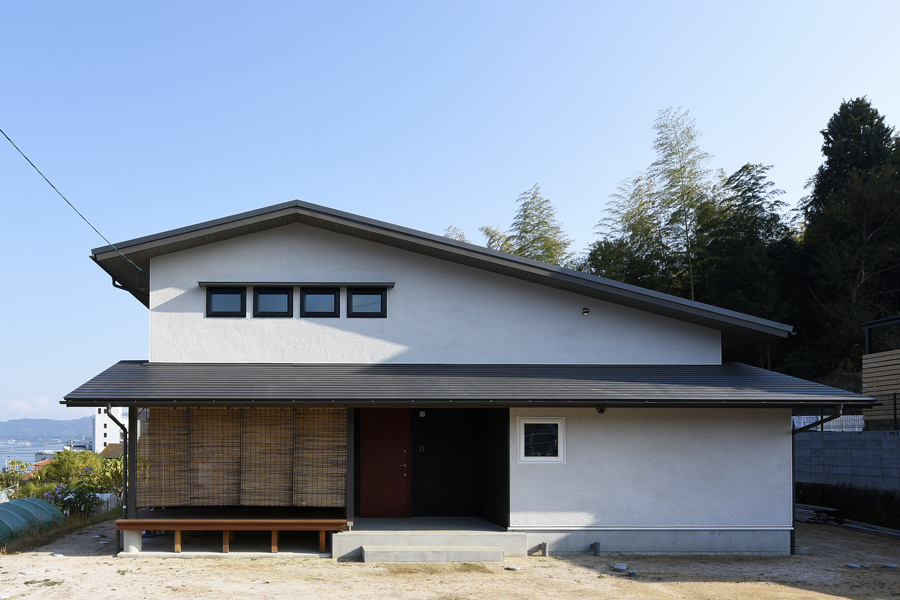 のびやかな大屋根の外観