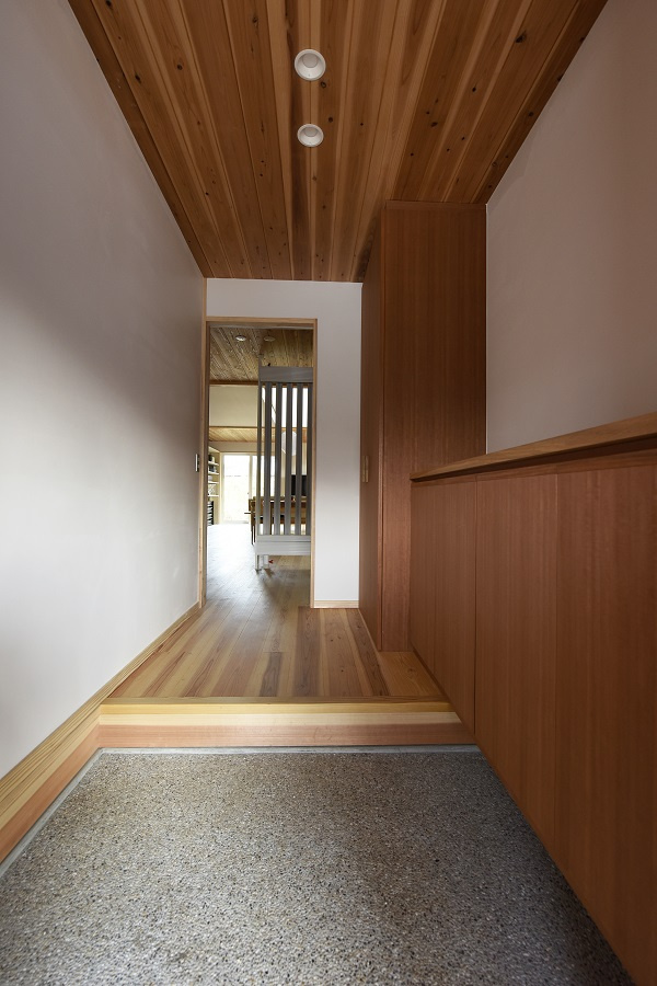 杉板と漆喰で整えた玄関