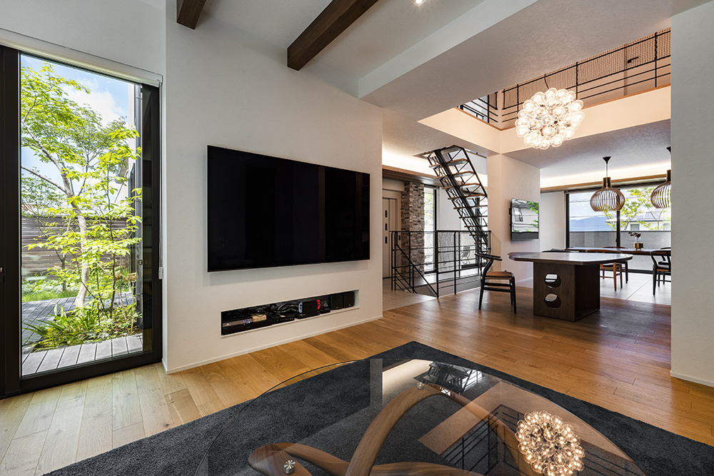 【大阪】リビングとダイニングの間にある吹き抜けの書斎