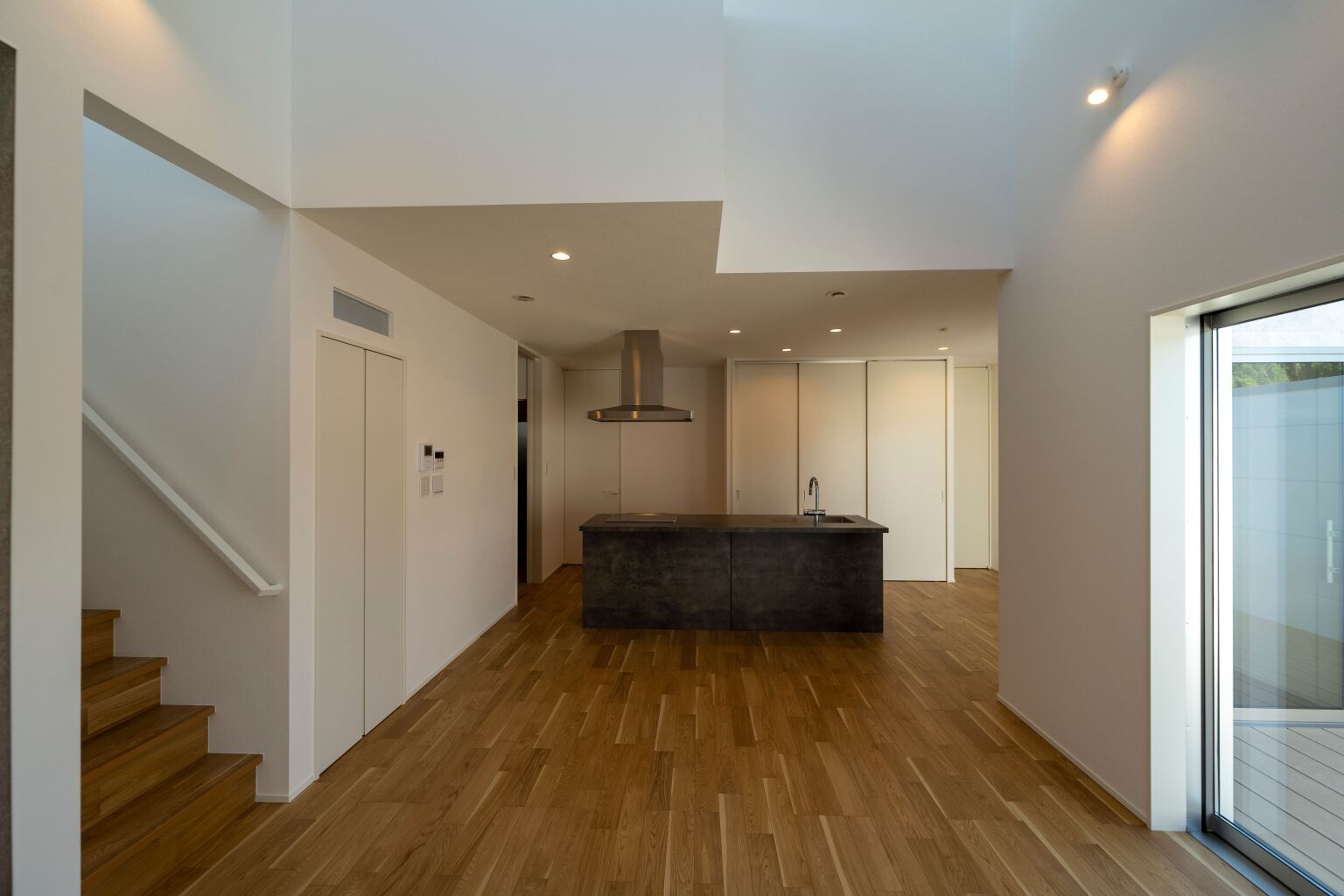 リビングからキッチンを眺める