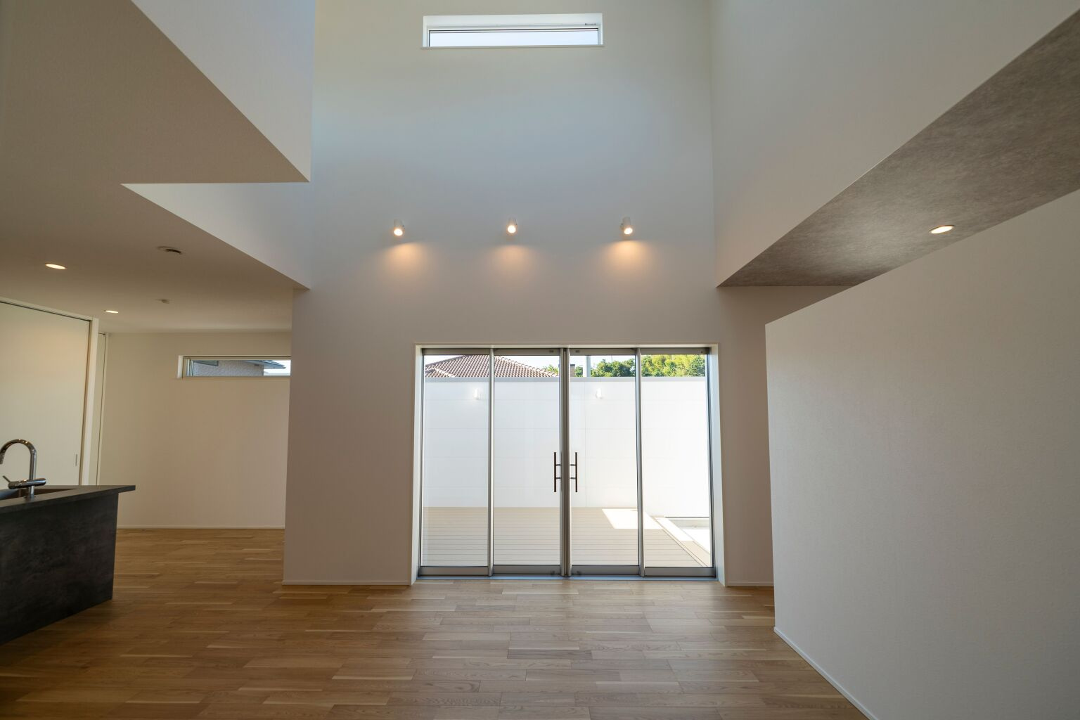 リビングからテラスを眺める