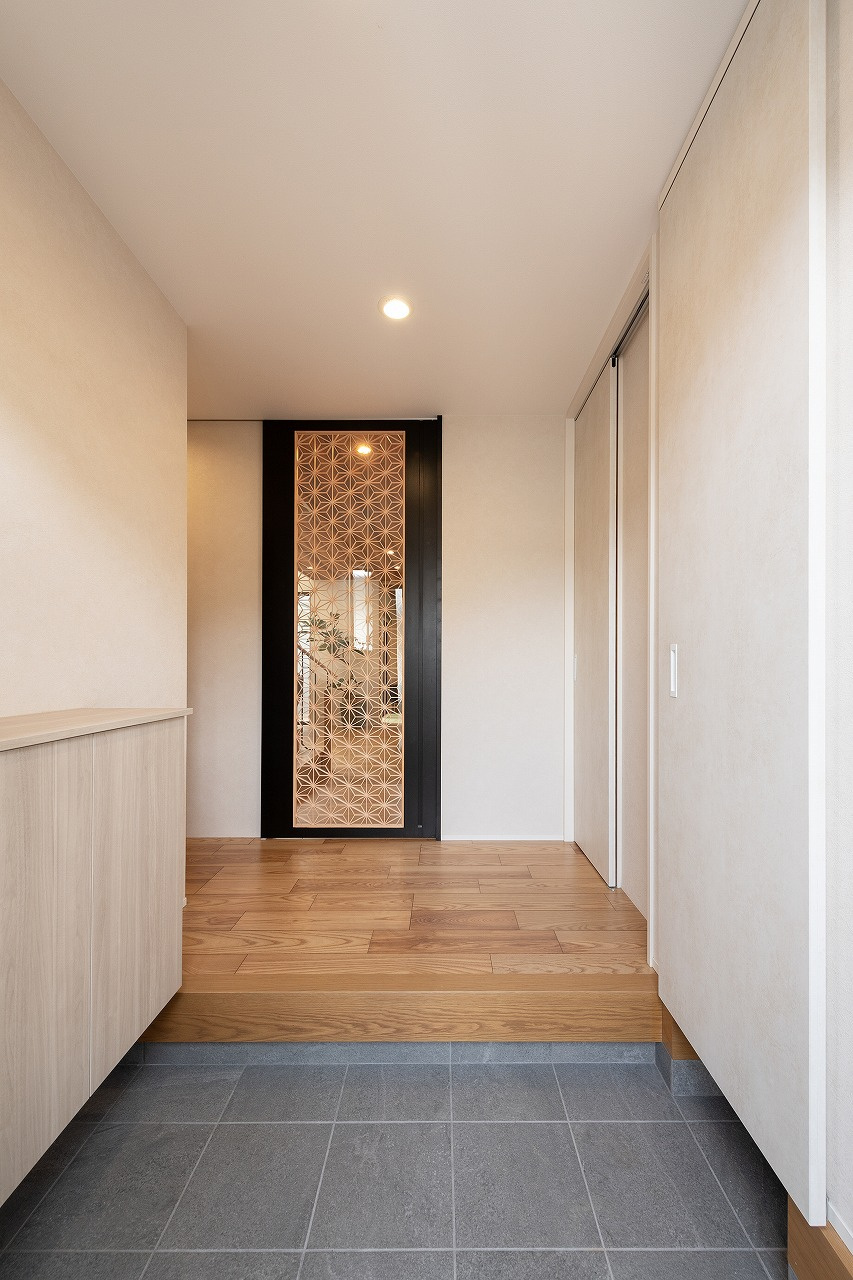 玄関ホールとLDKをつなぐ、伝統的な和の技術を用いた組子建具