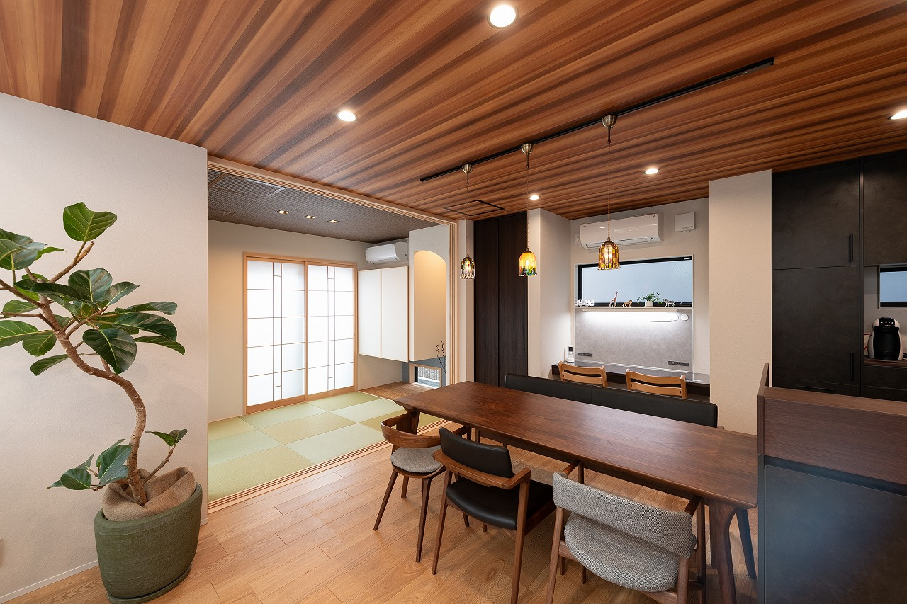 モダンなデザインと自然素材の温かみが融合したダイニングキッチン