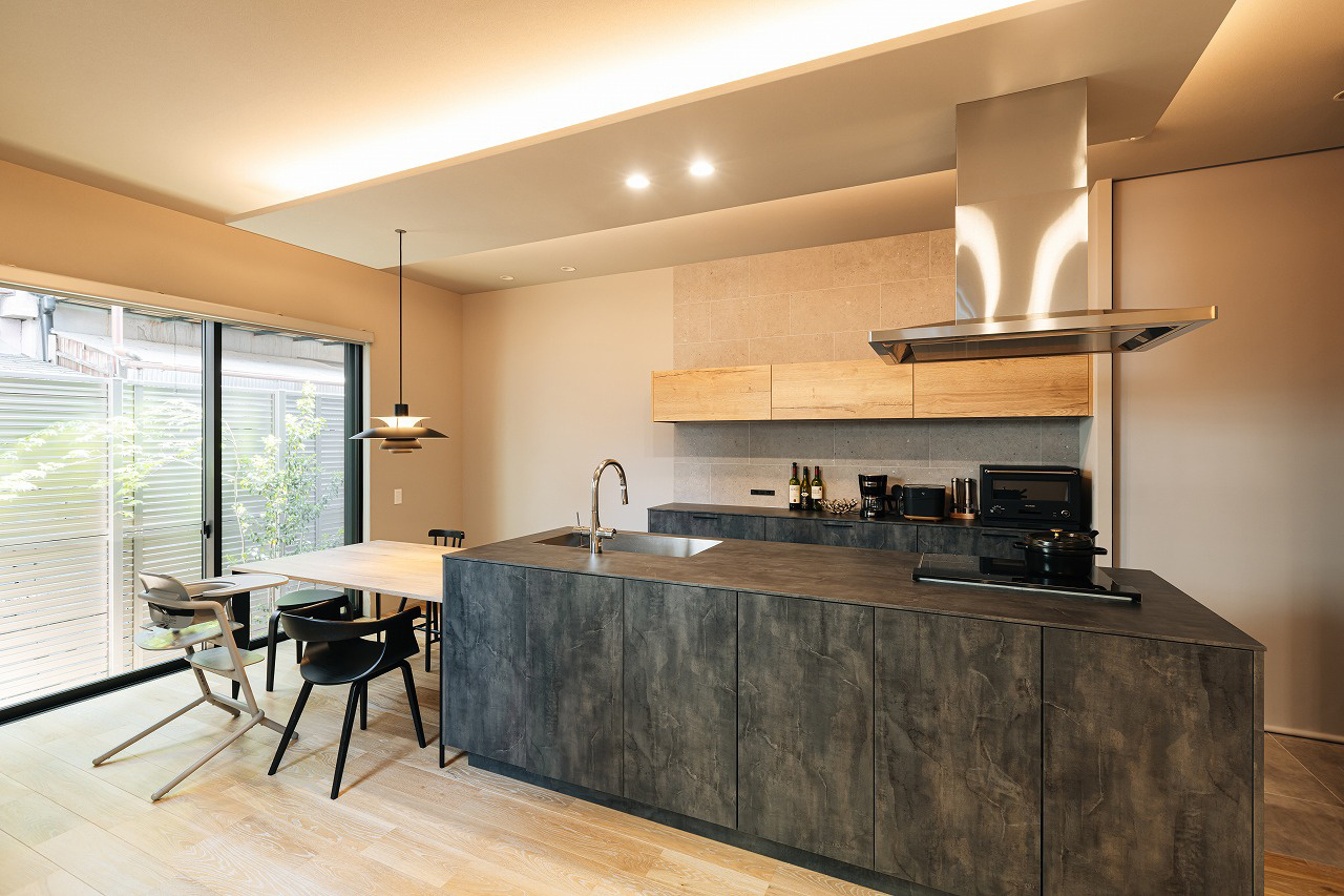 アイランドスタイルのキッチンエリア