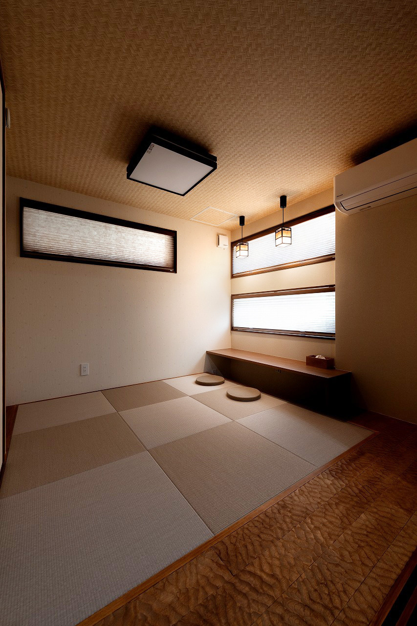 差し込む光が幻想的な和室