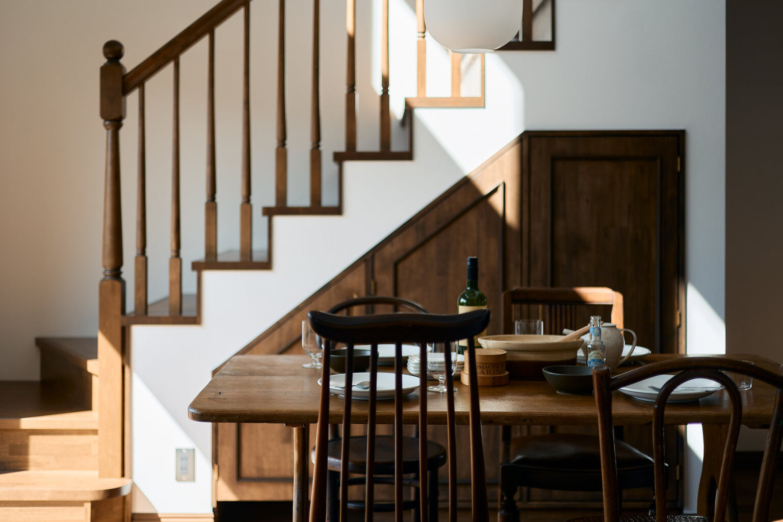 ブラックウォールナットの深みある木の質感とクラシカルな空間が調和する住まい