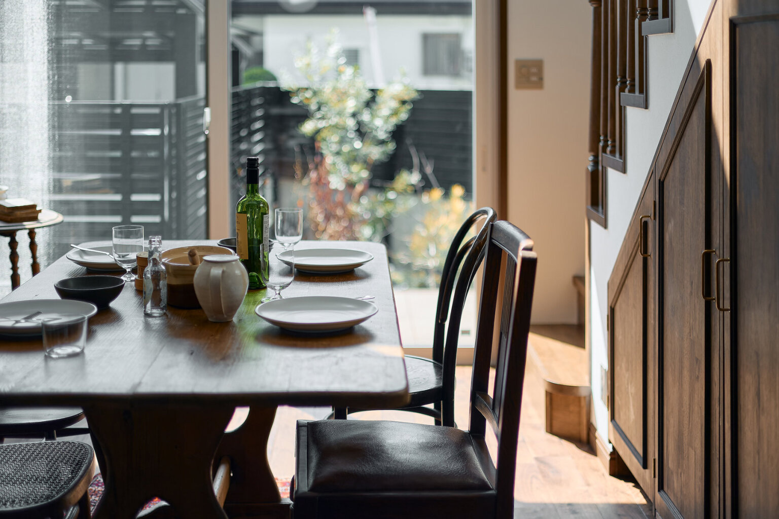 ブラックウォールナットのフローリングがつくる上質な室内空間