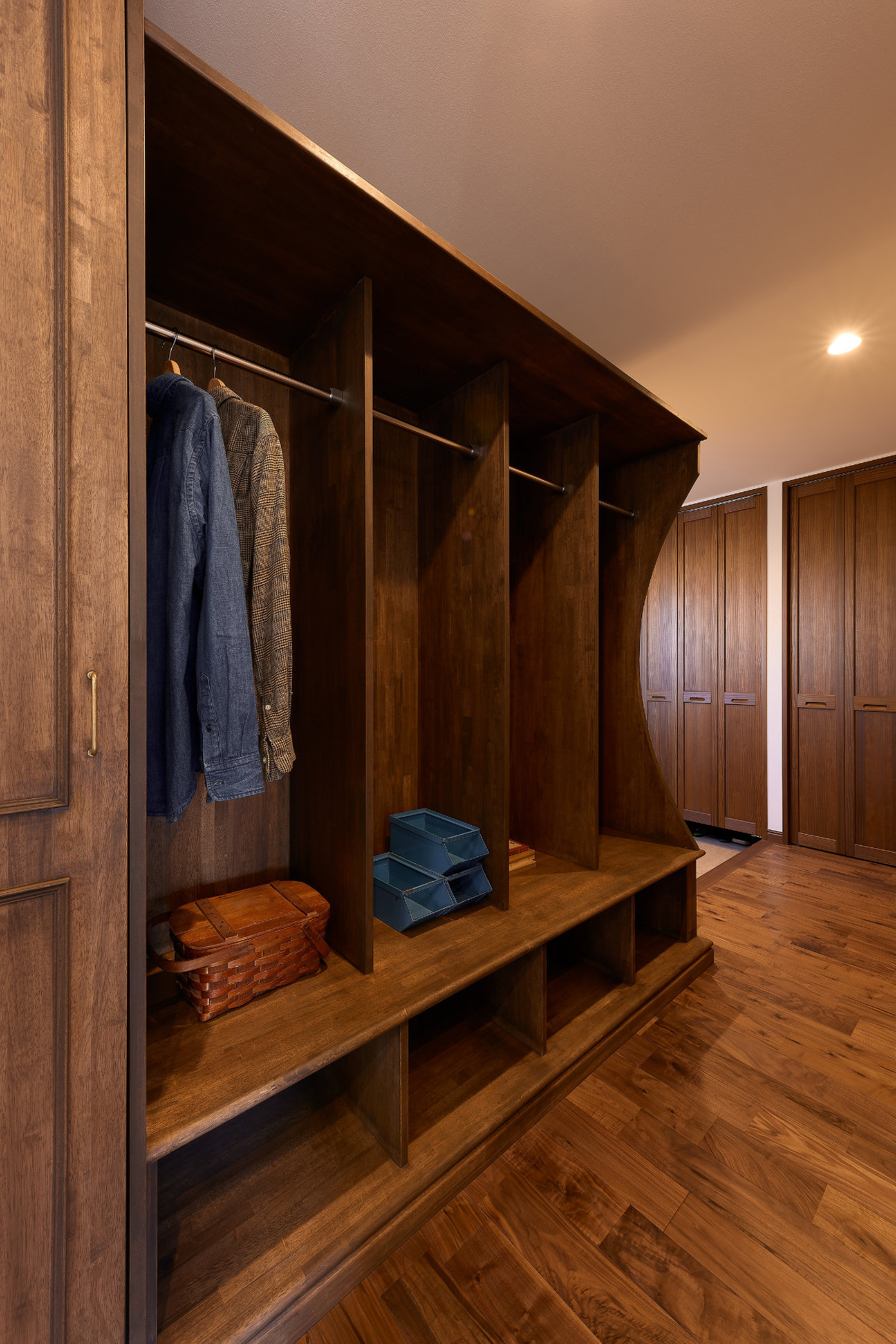 木製造作の味わい深い収納