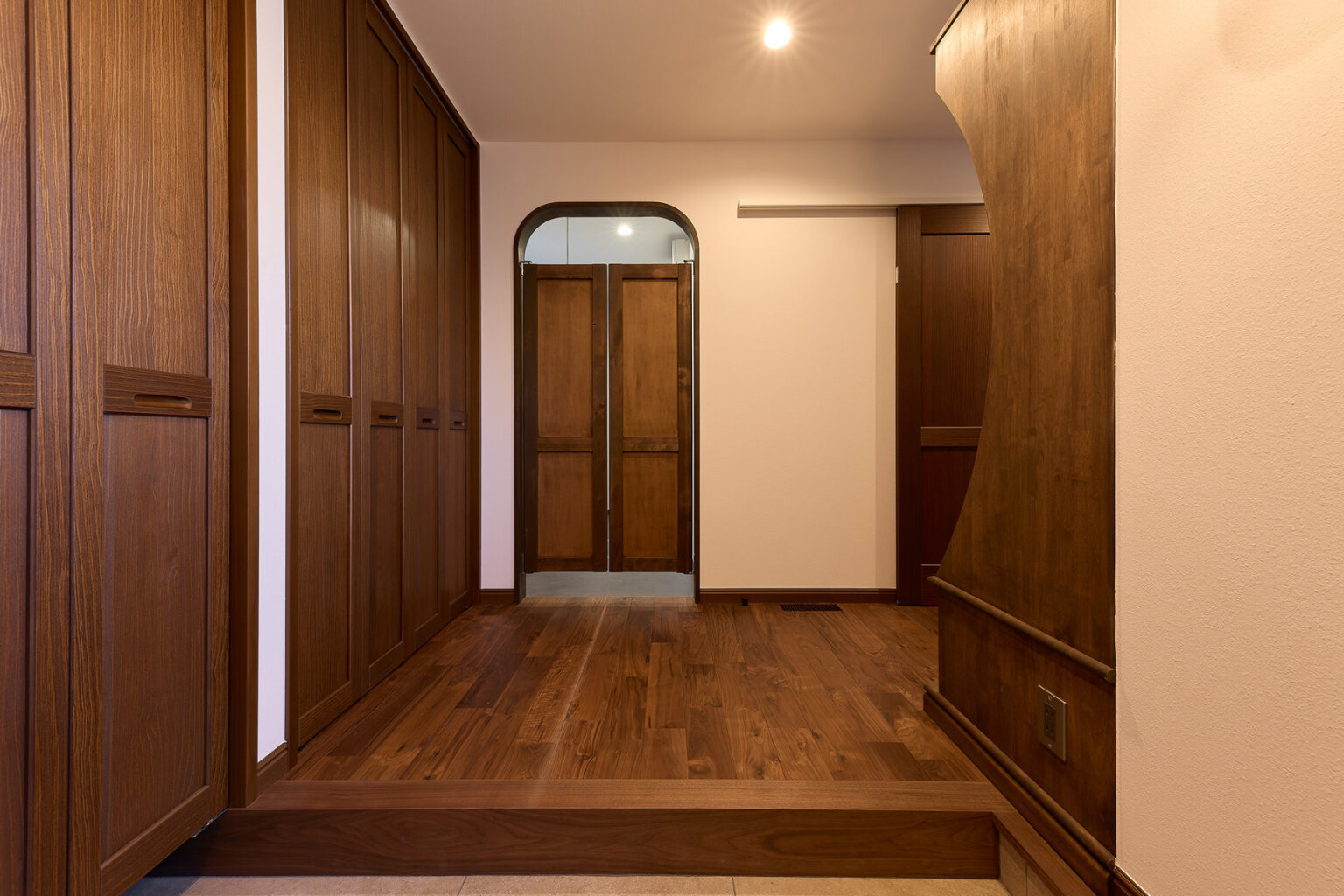 玄関のスウィングドアがつくるリズム