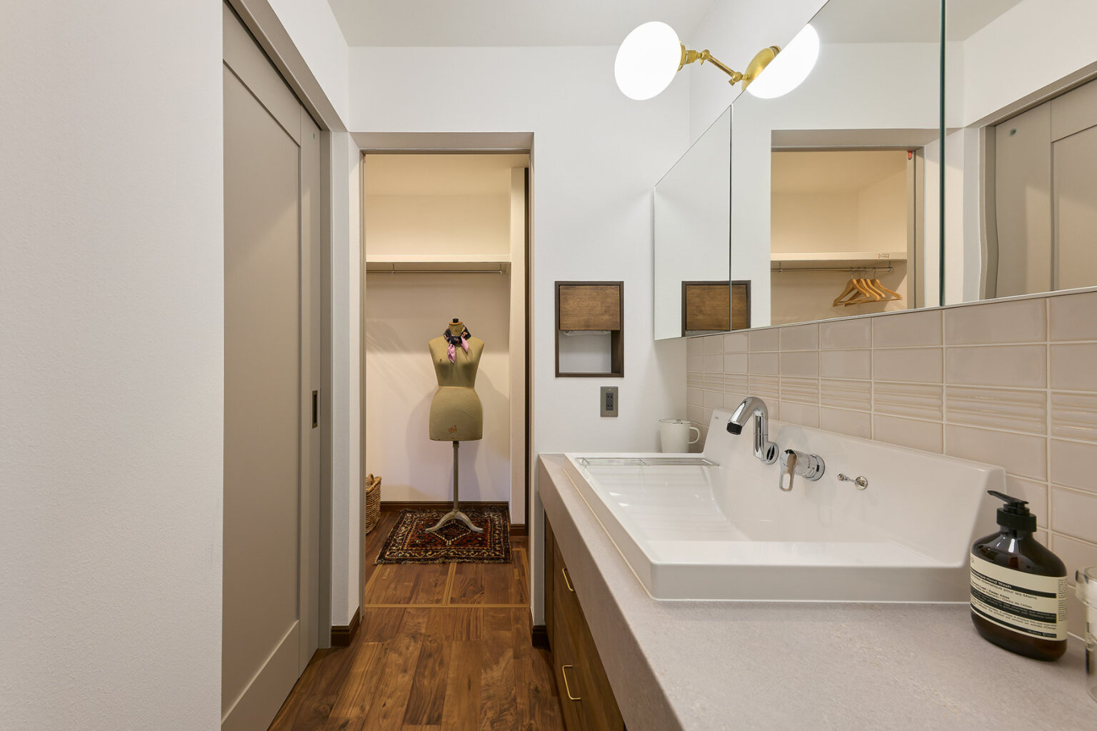 通り抜けられる洗面という考え方