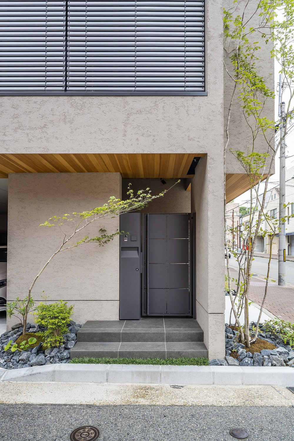 【神戸】素材のバランスが美しい玄関アプローチ