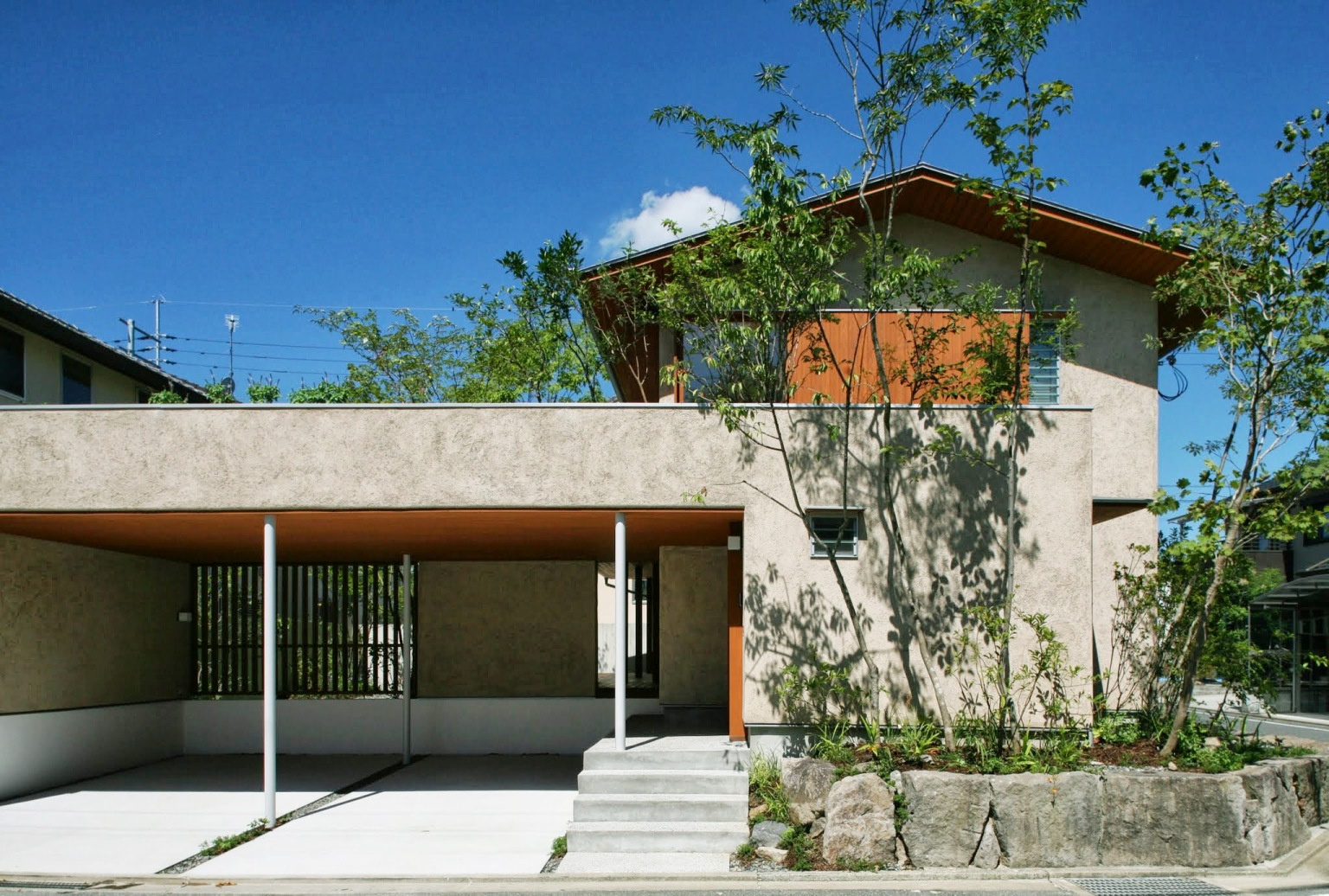 通る人を魅了する、ガレージ越しの庭