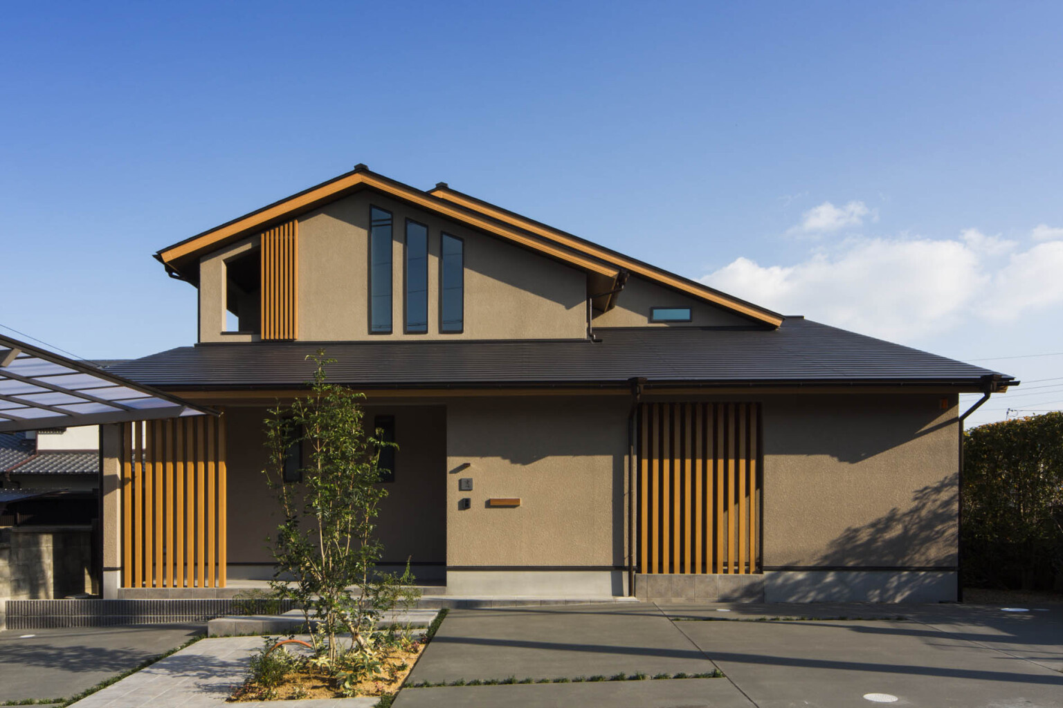 切り妻の大屋根と軒の出の深さが印象的な外観