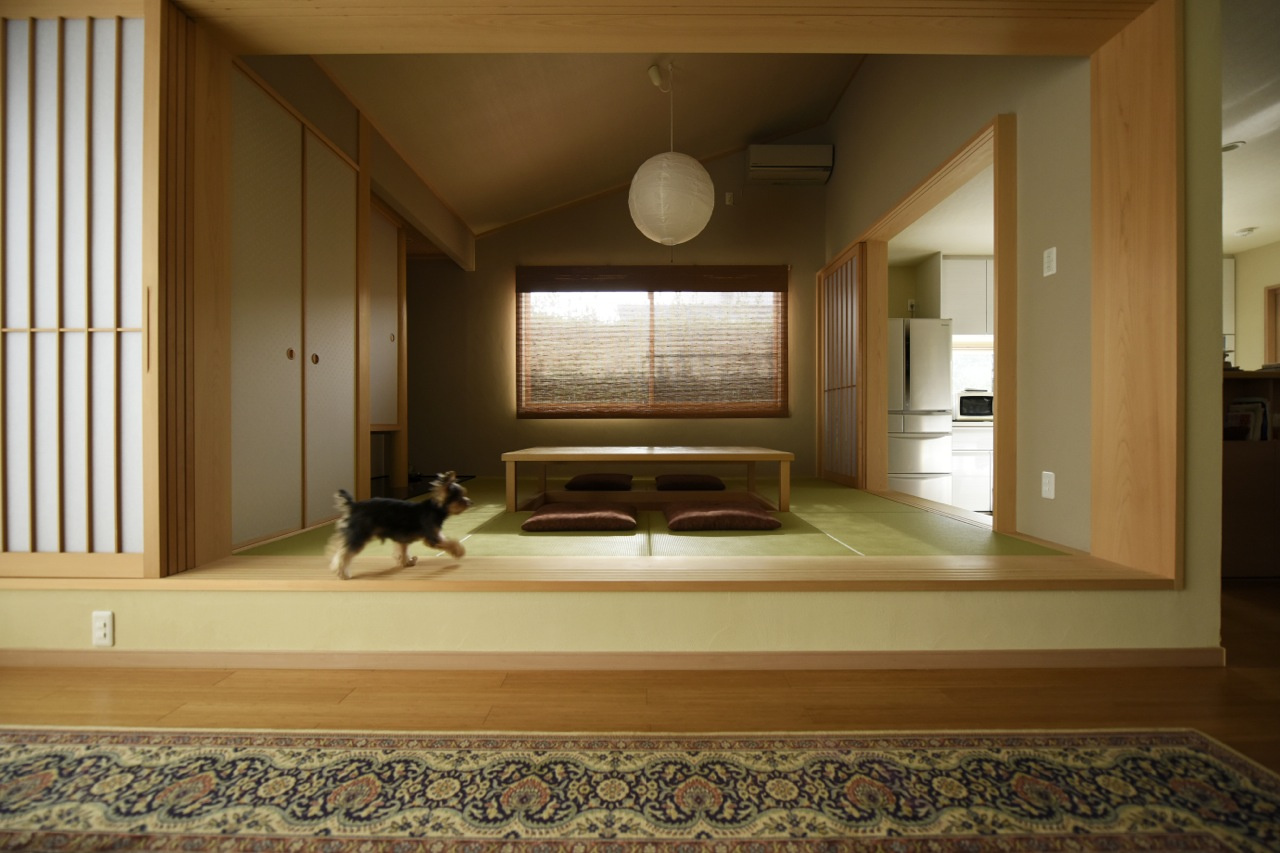 勾配のついた天井が ほどよい包まれ感を演出する和室