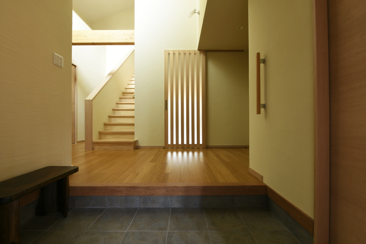 ゆったりと作られた旅館のような落ち着いた佇まいの玄関ホール