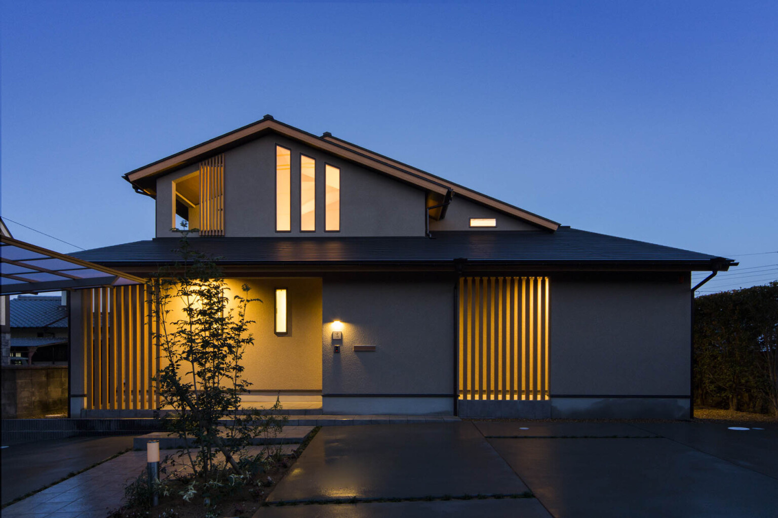 切り妻の大屋根と軒の出の深さが印象的な外観